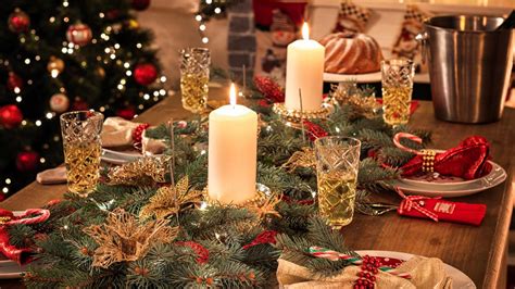 ilustrácia zapálených sviečok na vianočnom stole