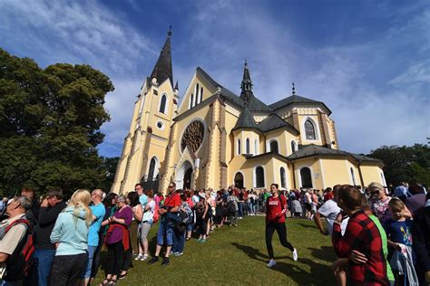 ilustračná fotografia slávnostnej svätej omše v exteriéri alebo v historickom kostole