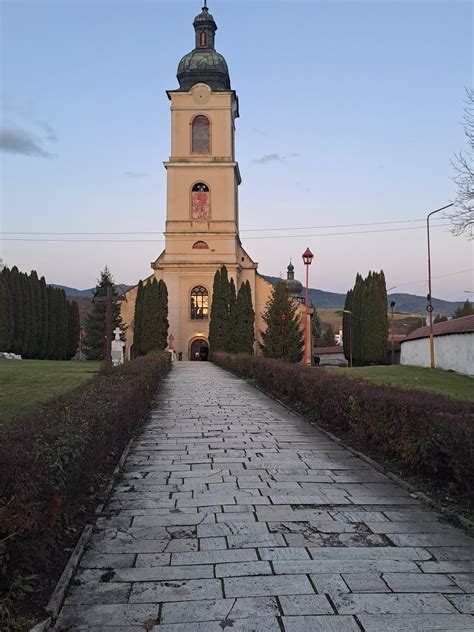 snímka z vystúpenia chrámového zboru alebo detail baníckeho odevu pri liturgickom sprievode