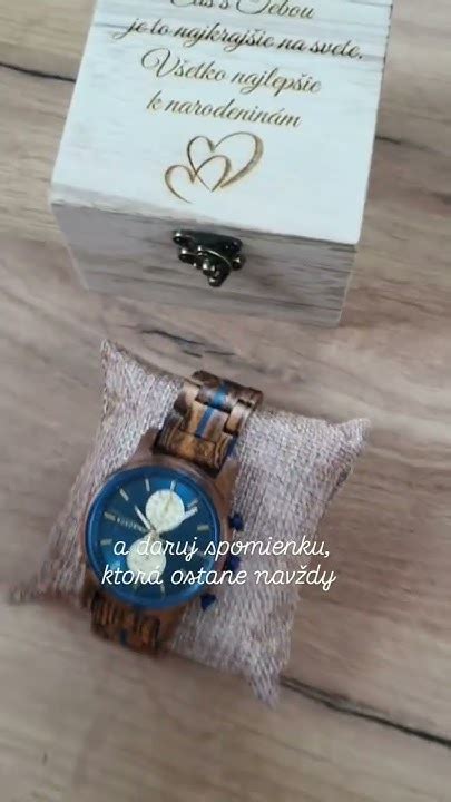 Zblízka záber na gravírované hodinky s osobným odkazom a dátumom