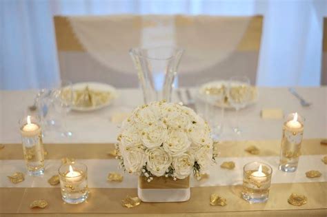 Inšpirácia pre svadobné dekorácie stola s kvetmi a sviečkami