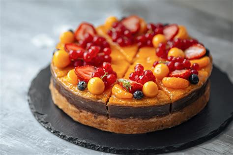 kolekcia fotografií rôznych tort (čokoládová, ovocná, karamelová, mrkvová)