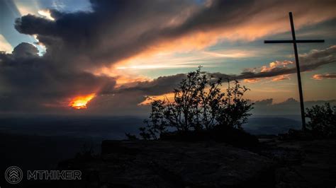 Tematická fotografia: Kríž, symbol ukrižovania Ježiša Krista, pri západe slnka.