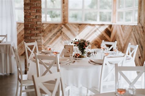 Inšpirácia na výzdobu svadobnej stodoly s použitím prírodných materiálov a folklórnych prvkov