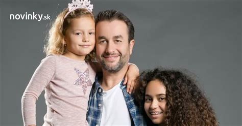 Ilustrácia zobrazujúca Luciu a Vlada s ich deťmi z Oteckov