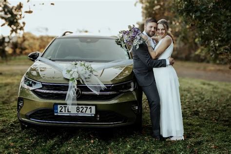 Ilustračná fotografia páru, ktorý si vymieňa obrúčky