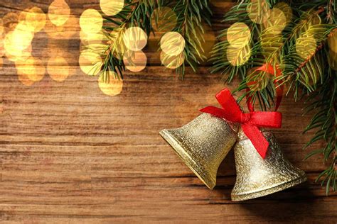 Ilustrácia tradičných vianočných symbolov na tanieri