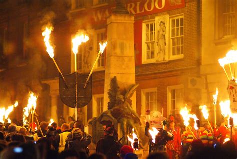Fotografia veľkého ohňa s figurínou Guya Fawkesa počas osláv