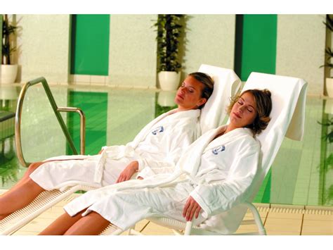 Dvojica užívajúca si wellness procedúry