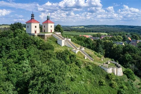 Foto jedné ze zastávek Krížové cesty v Marianke se sochami