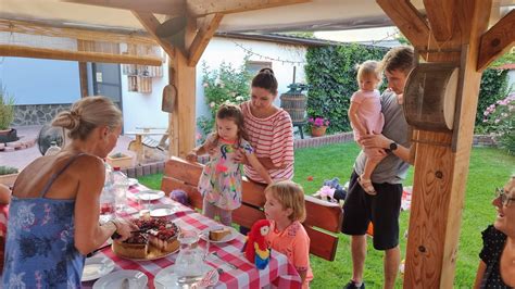 Fotografia honosnej rómskej oslavy s hojnosťou jedla