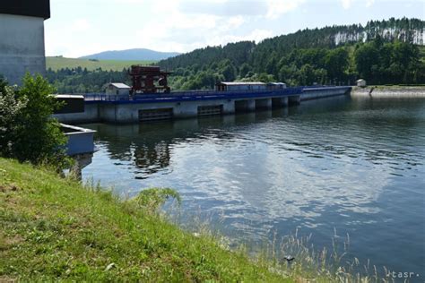Tematické foto Oravskej priehrady s ostrovom umenia