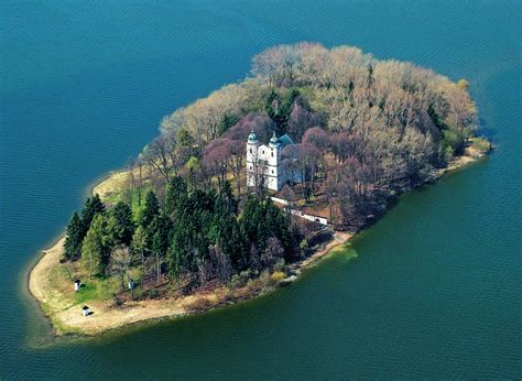 Pohľad na Slanický ostrov s kostolom a okolitou prírodou