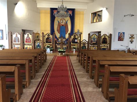 Interiér Kostola Povýšenia sv. Kríža s vystavenými artefaktmi