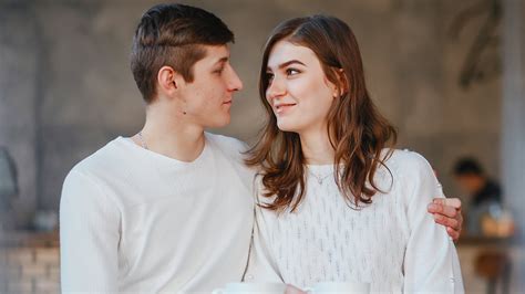 Ilustrácia zobrazujúca rôzne páry pri zoznamovaní