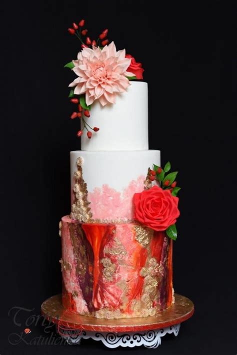 Luxusná viacposchodová svadobná torta so zlatými detailmi a cukrovými kvetmi
