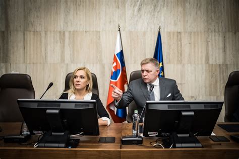 kyticami obklopená Denisa Saková počas rokovania vlády