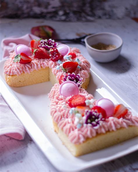 Roztomilá torta v tvare macka zdobená farebným fondánom.