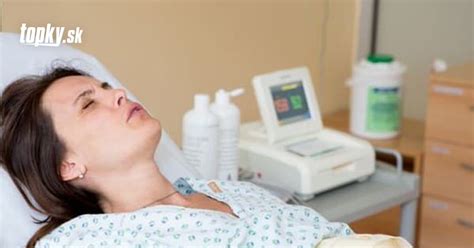 ilustračná fotografia rodiny pri nemocničnej posteli