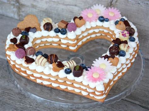 Fotka koláča v tvare srdca alebo iného pečeného dezertu