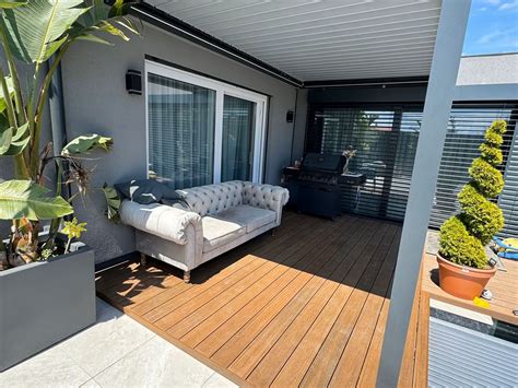 Tematická fotografia: Žena v elegantnom, slávnostnom kardigane s leskom, kombinuje ho s inými prvkami oblečenia.