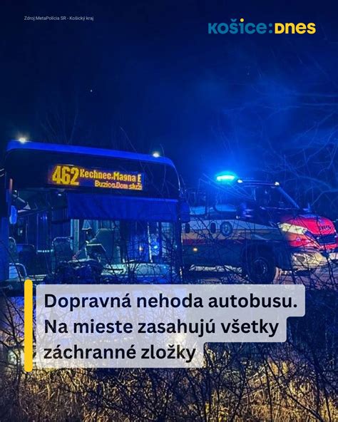 Svadobný autobus plný veselých svadobčanov na ceste