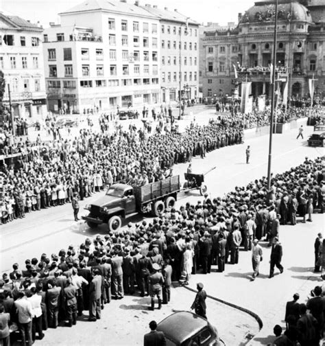 Historické foto: Vojská Červenej armády postupujúce cez Bratislavu v roku 1945