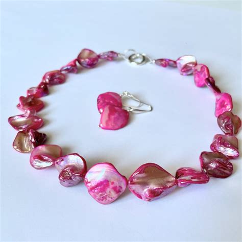 Tematické foto: ručne vyrábané náušnice a náramky