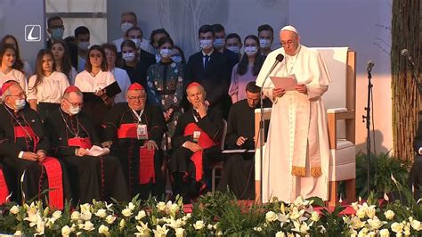 Pápež František objíma mladých po omši