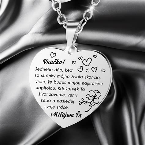 Detail šperku s vyrytým venovaním