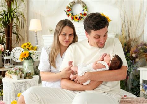 Tematické foto: Novomanželia sa smejú s rodičmi