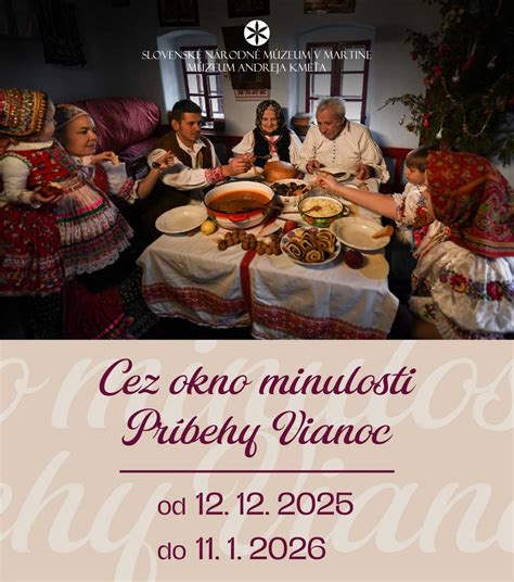 Fotografia tradičného slovenského štedrovečerného stola s rôznymi jedlami a symbolmi