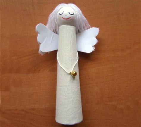 Drevená bábková forma anjelika s papierovými šatami, krídlami a drôtenou svätožiarou.