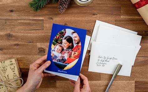 Ukážka personalizovanej narodeninovej pohľadnice s rodinnou fotografiou a grafickým dizajnom