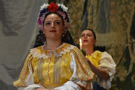 Tradičné Croquembouche na svadobnom stole