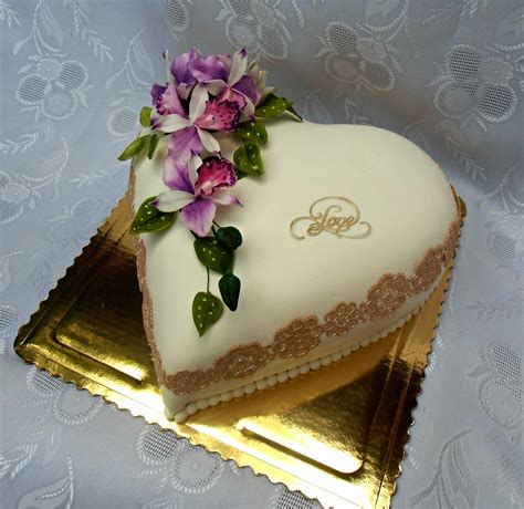 Inšpirácia: jedlý obrázok s motívom hoby na torte v tvare srdca