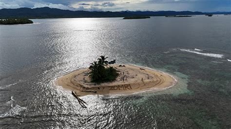 fotografia študentov so zelenými stužkami pri slávnostnom prejave