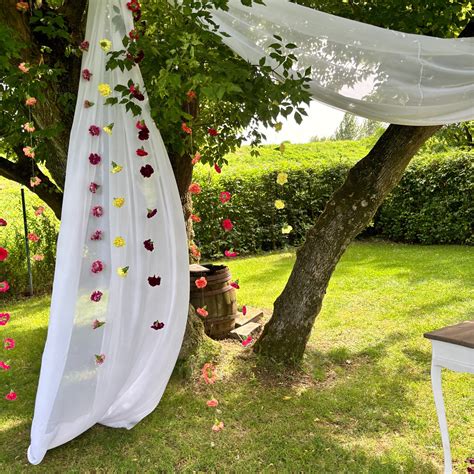fotografia výzdoby svadobného obradu s oblúkom a kvetmi