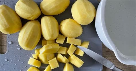 Infografika znázorňujúca správne krájanie zemiakov na malé kocky (0,5-1 cm)