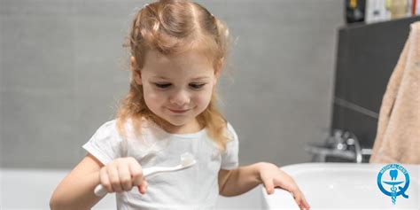 Dieťa v bielom krstnom rúchu s krstnou sviečkou a vodou na pozadí