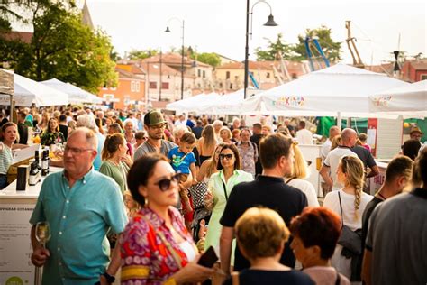 Fotografia z rušného Food Festu v Trnave s množstvom ľudí a stánkov