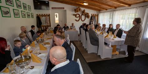 skupina kňazov pri oslave jubilea kňazstva