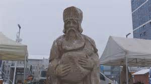 Fotografia z osláv 830. výročia v Dubnici nad Váhom: dobová prehliadka alebo koncert.