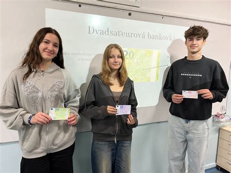 Fotografia učiteľov a žiakov počas slávnostnej akadémie