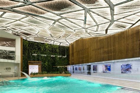 Rodina oddychujúca v modernej wellness zóne