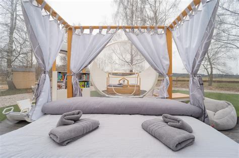Glamping bublina s luxusným interiérom a výhľadom na hory