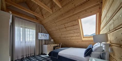 Tradičný poľský drevený dom v Zakopanom s výhľadom na Tatry