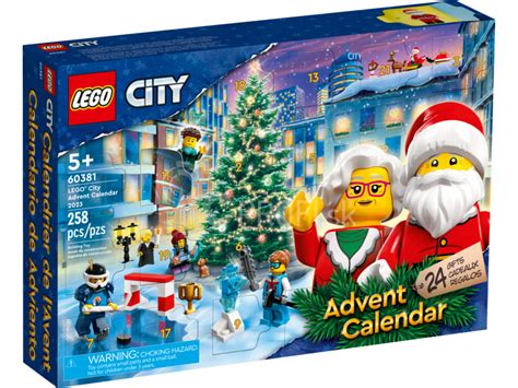 Deti otvárajú adventný kalendár s hračkami LEGO