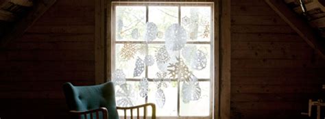 Zimná dekorácia na okno z papierových vločiek a vaty