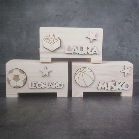 Inšpirácie na kreatívne darovanie peňazí: drevená pokladnička s mincami, fotorámik s poskladanými bankovkami, svadobná obálka s vtipnými prvkami.